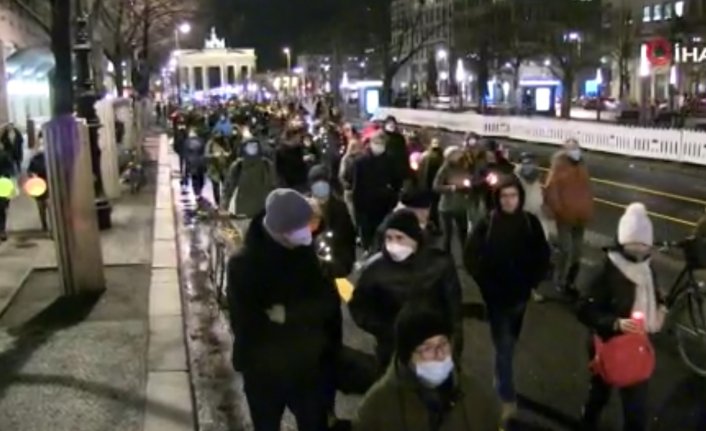 Almanya'da Covid-19 aşısını zorunlu hale getirme planı protesto edildi