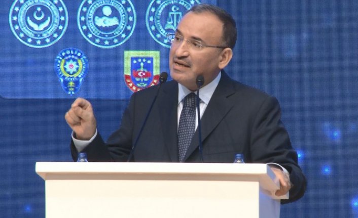 Adalet Bakanı Bozdağ: "Cumhurbaşkanımıza beddua ve hakaret edenler, haddini ve kendini bilmezlerdir"