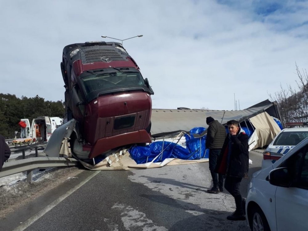 Geri geri gelen TIR otomobilin üzerinden geçti! Ölü ve yaralılar var