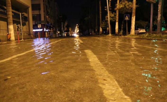 İskenderun'da deniz taştı, caddeler göle döndü