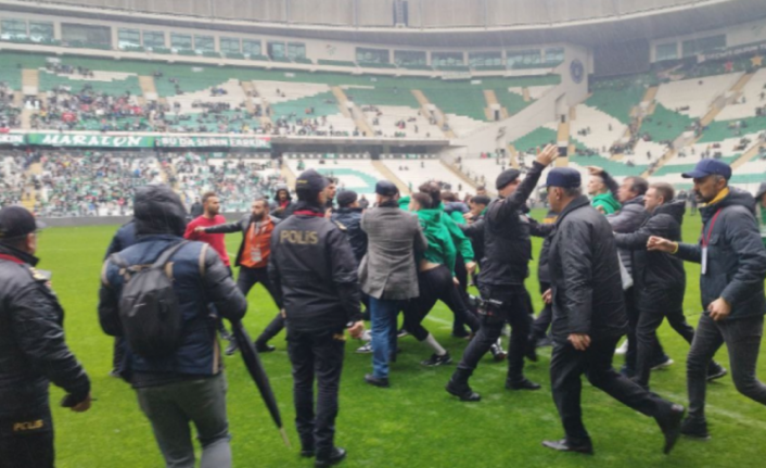 Bursaspor - Amedspor maçı öncesinde futbolcular birbirine girdi