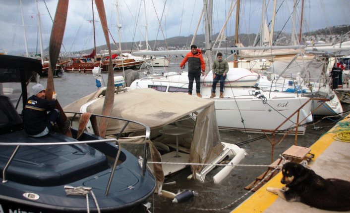 Bodrum'u fırtına vurdu! Milyon dolarlık tekneler denize gömüldü...