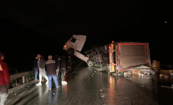 Kontrolden çıkan TIR yan yattı Yalova-Bursa yolu ulaşıma kapandı