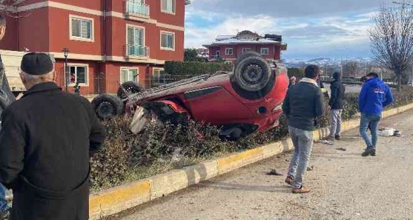 Bursa'da otomobil aydınlatma direğine çarpıp takla attı!