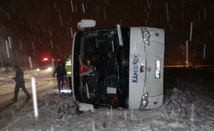 Yoldan çıkan otobüs devrildi! Çok sayıda yaralı var