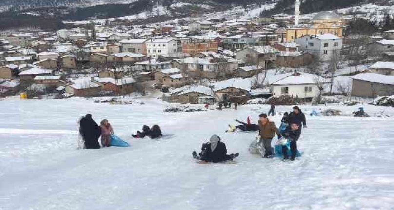 Bursa'da tahta kızak ve naylonlarla kar keyfi