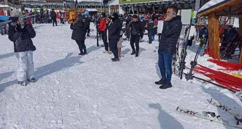 Uludağ tıklım tıklım! Pistlerde adım atacak yer kalmadı