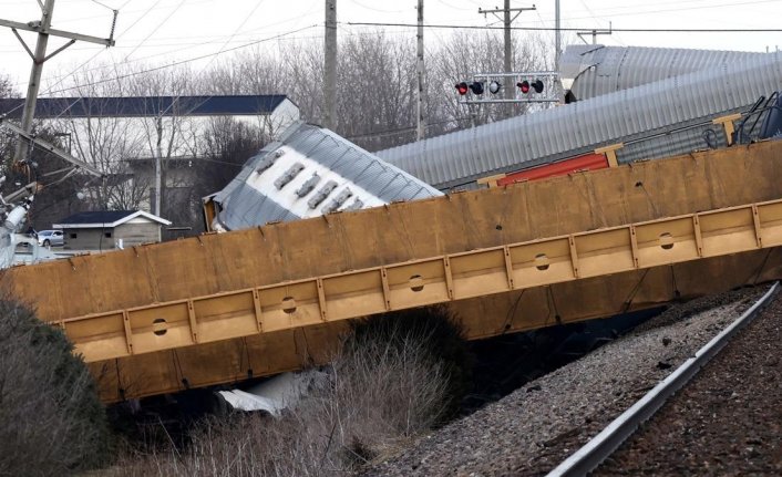 ABD'de yük treni raydan çıktı!