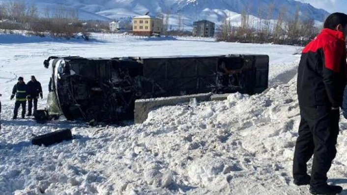 Van'da yolcu otobüsü devrildi! Yaralılar var