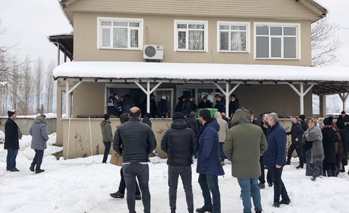 Ağabeyini kontrol etmek için gittiği evde cesedini buldu! Polis bahçedeki ayak izlerinin peşine düştü