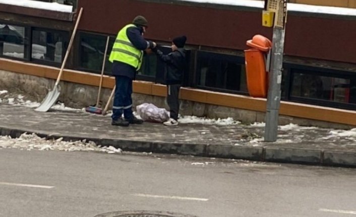 Bursa'da temizlik görevlisinin hareketi yürekleri ısıttı