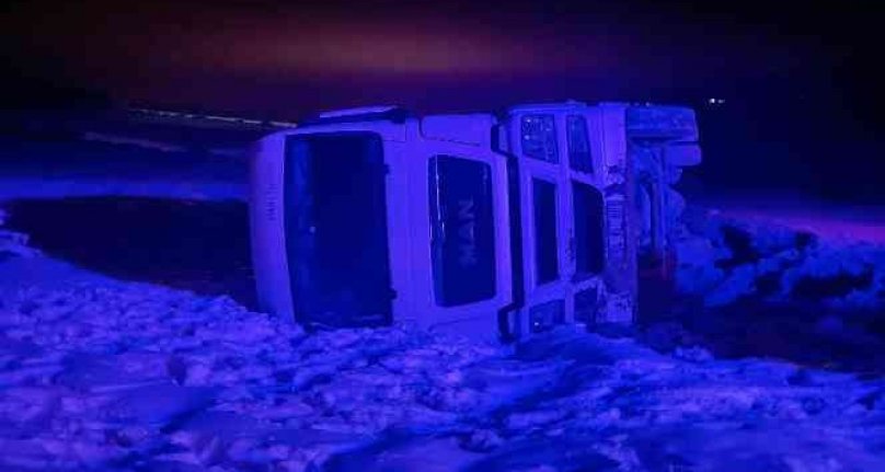 Bursa'da TIR şarampole devrildi! 10 ton süt yola döküldü...