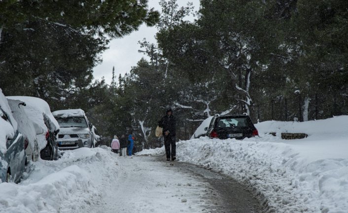 Yunanistan karda mahsur kalan sürücülere tazminat ödeyecek