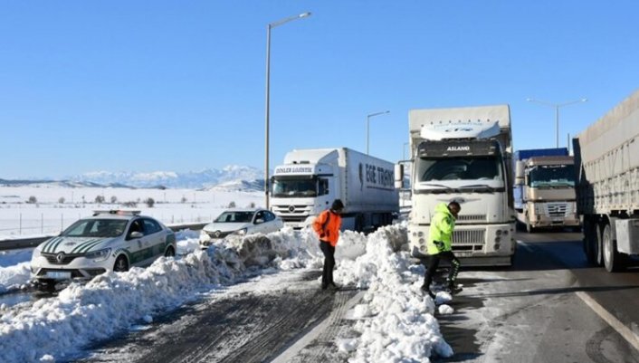 TAG Otoyolu ulaşıma kapatıldı!