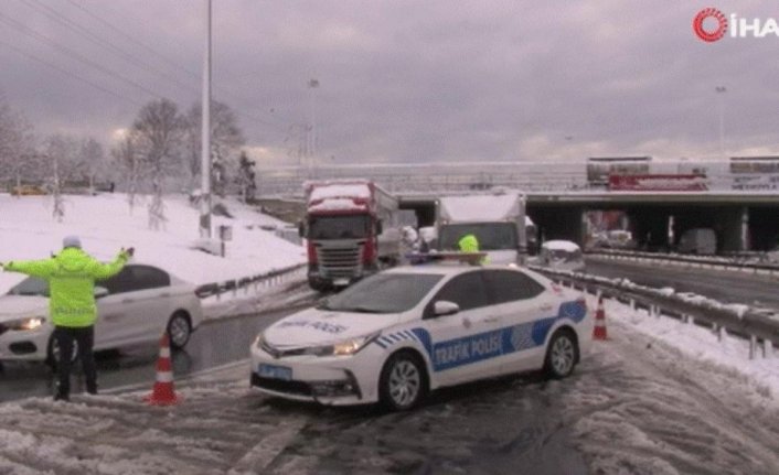 Basın ekspres yolunda trafik kontrollü olarak sağlanıyor