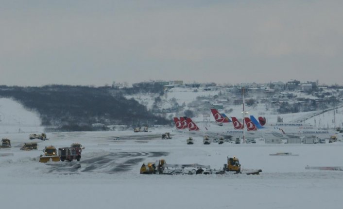 İstanbul Havalimanı'nda pistlerden biri uçuşlara açıldı