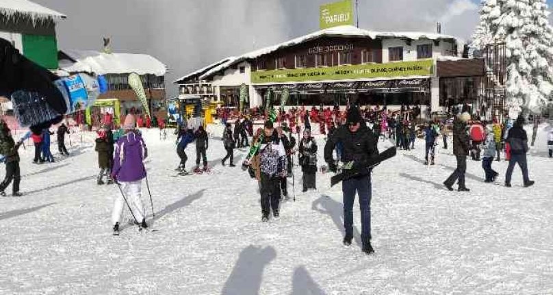 İstanbul'dakiler karın cefasını, Uludağ'dakiler sefasını sürüyor