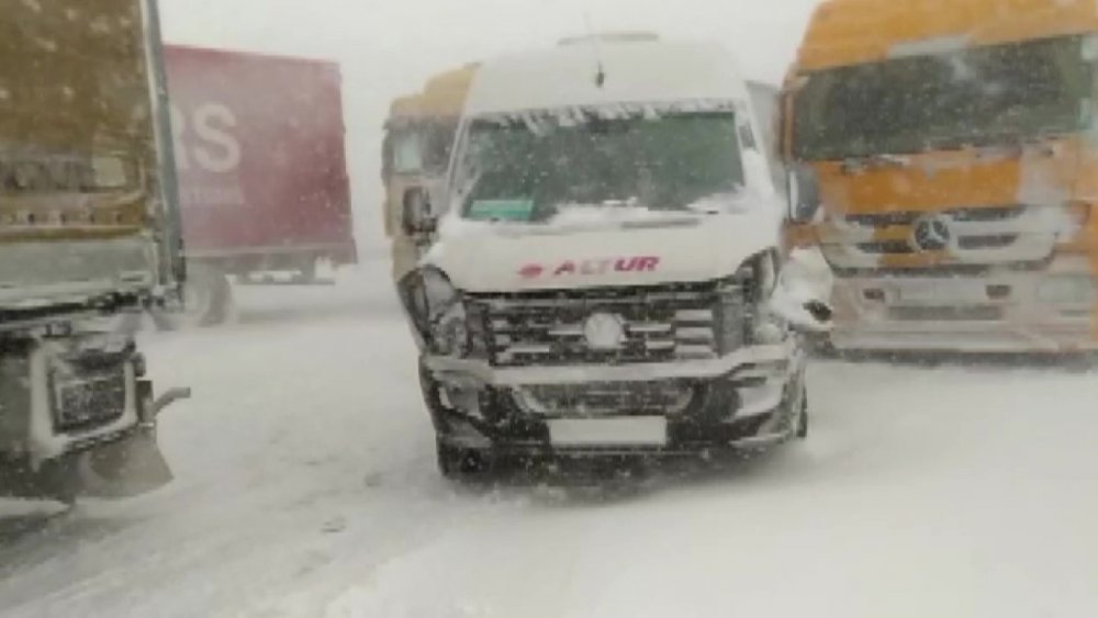 Kuzey Marmara Otoyolu'nda 30 araç birbirine girdi! Trafik durdu