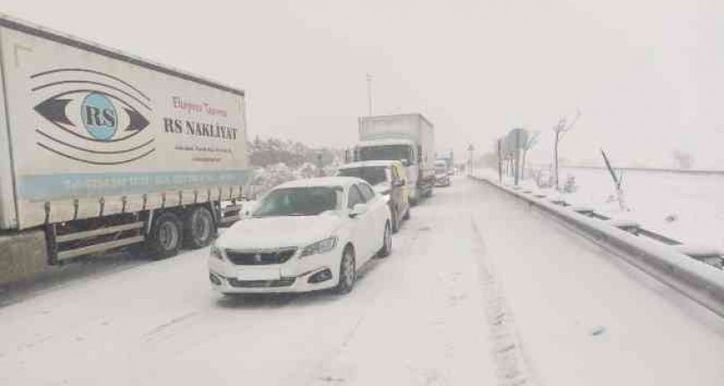 Yalova-Bursa yolunda trafiğe kar engeli!