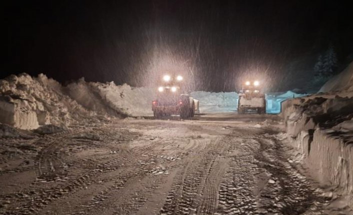 Antalya-Konya karayoluna çığ düştü! 3 metrelik kar kütleleri yolu kapladı