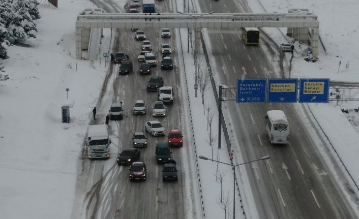 Yoldan çıkan otobüs ve kamyonlar Bursa-İzmir karayolunu trafiğe kapattı