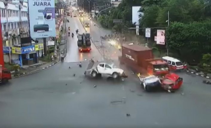 Freni boşalan kamyon kırmızı ışıkta bekleyen araçları biçti: 4 ölü, 22 yaralı