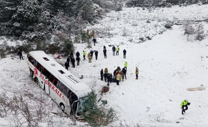 Yolcu otobüsü şarampole devrildi: 3 ölü, 15 yaralı