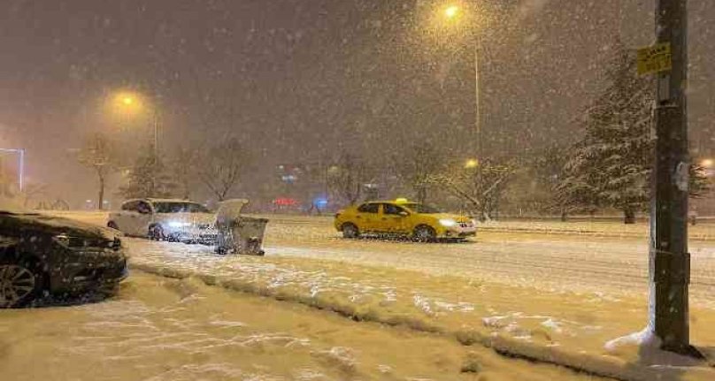 Bursa'da kar yağışı nedeniyle yollar buz pistine döndü