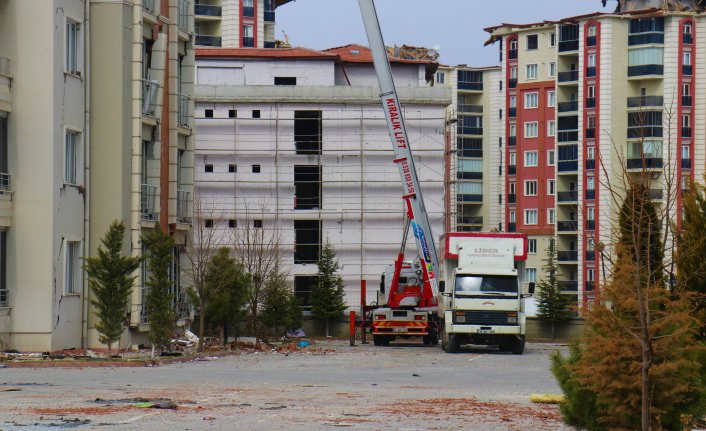 Ölümü göze aldılar! Hasarlı binadan eşyalarını çıkardılar