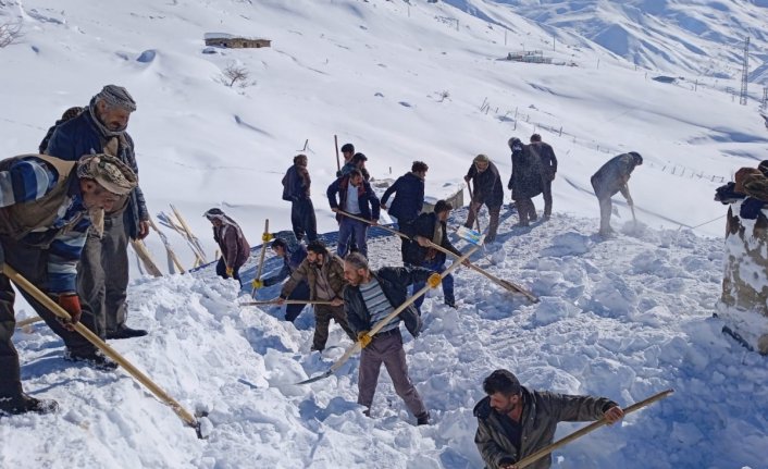 Evin üzerine çığ düştü! Mahalleli seferber oldu