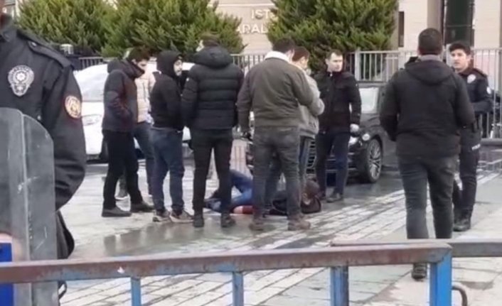 İstanbul Adliyesi önünde polise bıçaklı saldırı!