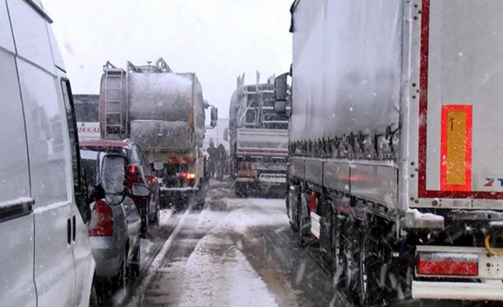 Ulaşıma kar engeli! Bursa'yı Ankara'ya bağlayan karayolu trafiğe açıldı