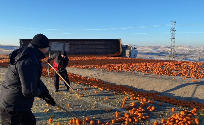 Tonlarca portakal karayolunu ulaşıma kapattı! TIR devrilince hepsi yola saçıldı...