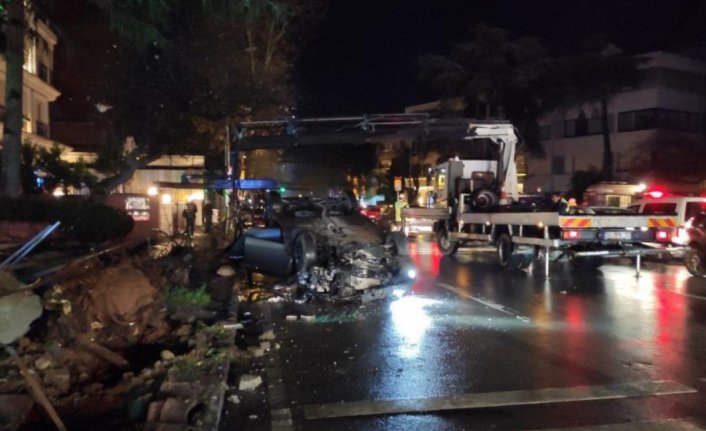 Feci kaza! Ağaç ve sokak lambası yerinden söküldü