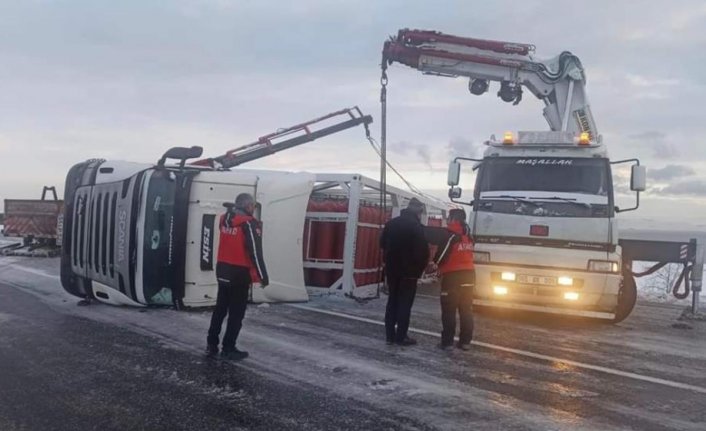 Van'da CNG yüklü TIR devrildi