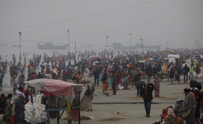 Binlerce Hindu Covid-19'a rağmen Ganj Nehri'ne girdi