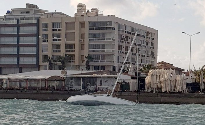 Çeşme'de fırtına nedeniyle yan yatan tekne karaya vurdu