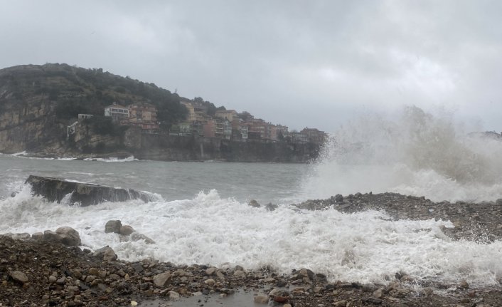 Karadeniz'de dev dalgalar oluştu