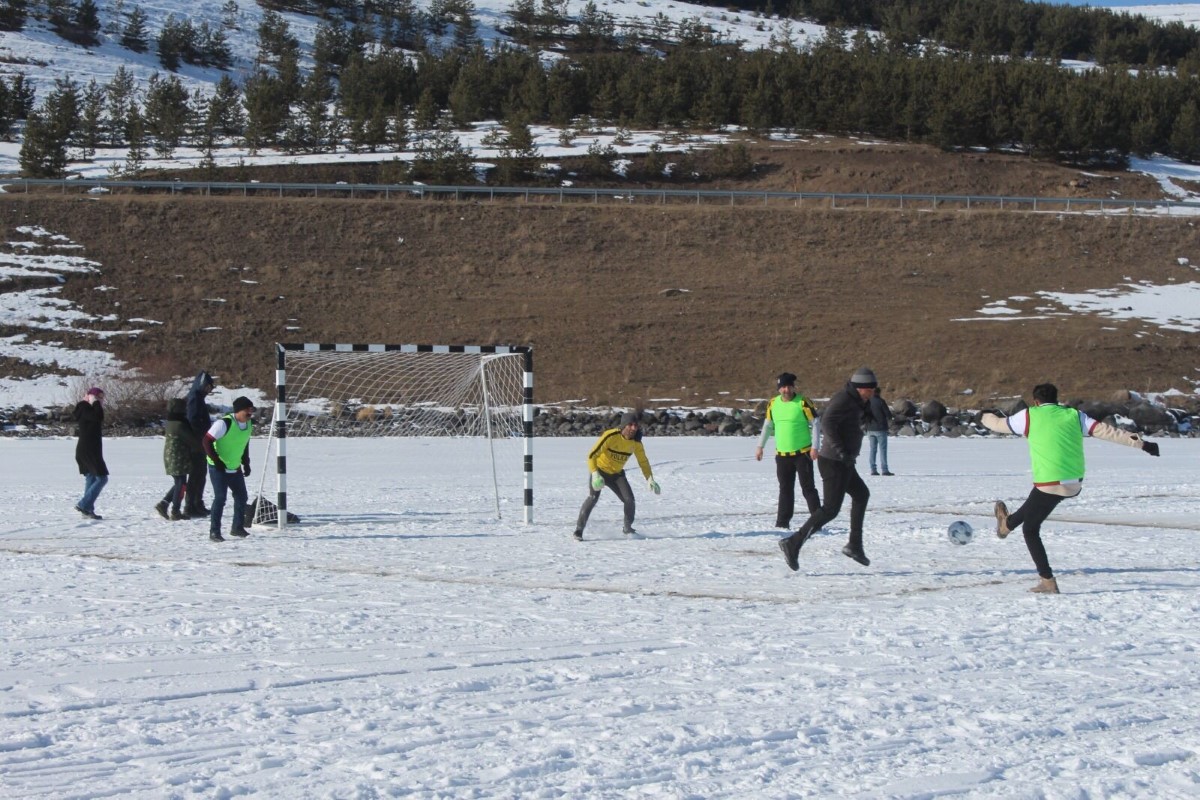 Çıldır Gölü'nde futbol keyfi