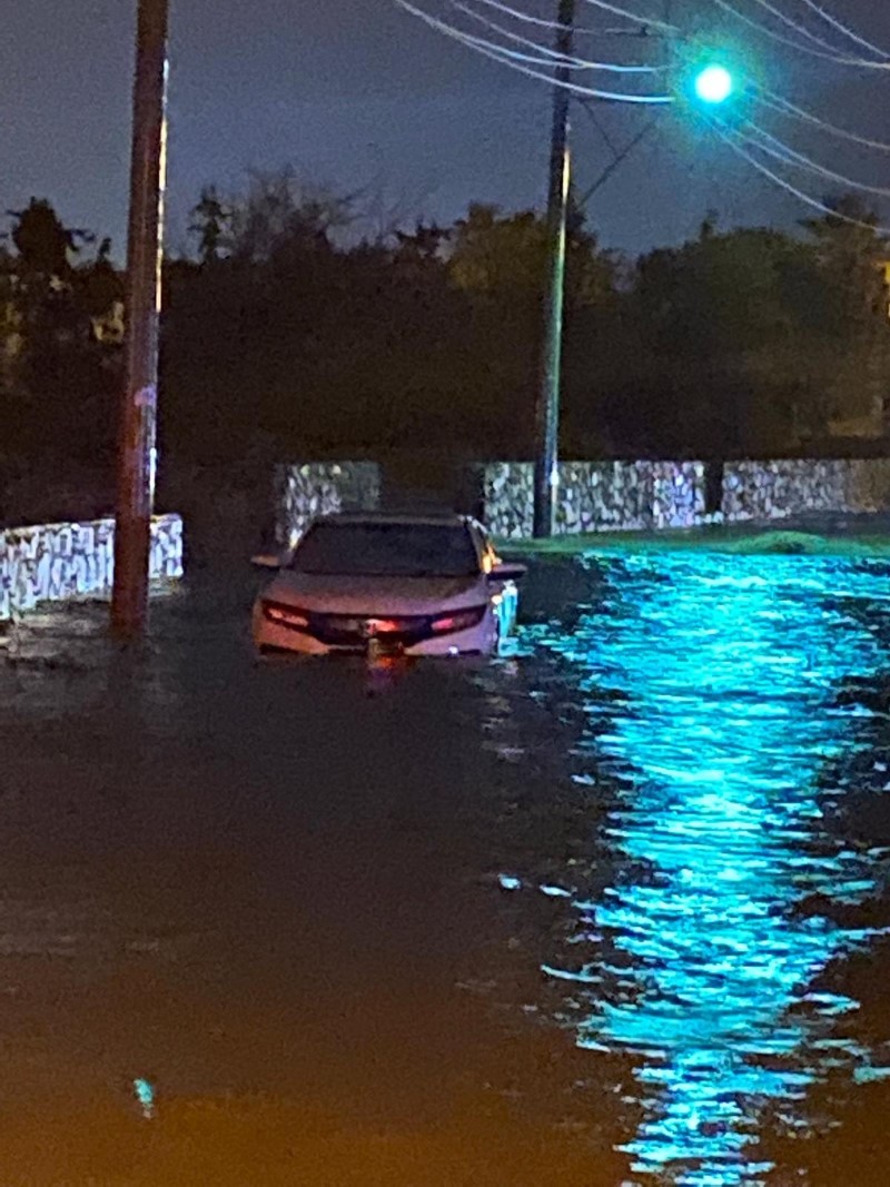 Bodrum'u dolu vurdu! Ev ve işyerlerini yerlerini su bastı