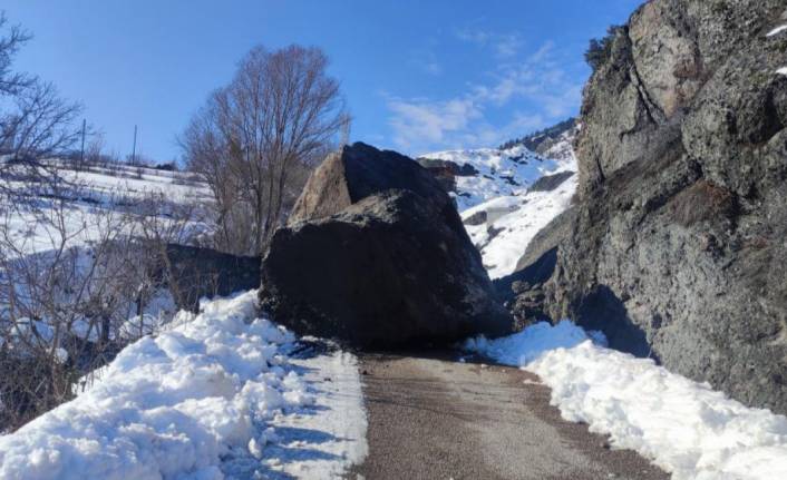 Dev kaya yola düştü, köy yolu ulaşıma kapandı