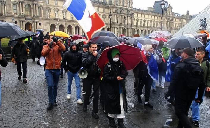 Fransa'da 'aşı kartı' protestosu!