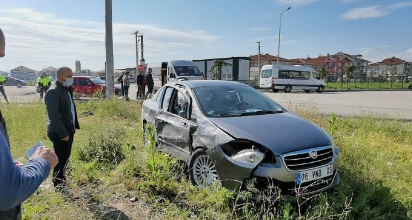 Bursa'da otomobil ile servis aracı çarpıştı; 7 yaralı