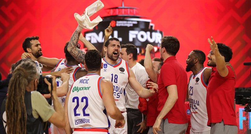 Şampiyon Anadolu Efes kupasını aldı