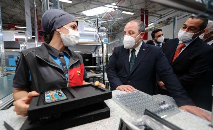 Bakan Varank müjdeyi duyurdu! Bir dev şirket daha Türkiye'de telefon üretimine başladı