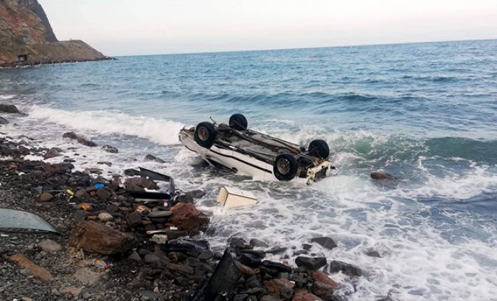 Otomobil denize uçtu! Boğulmaktan son anda kurtarıldılar