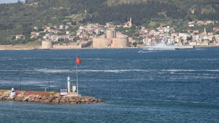 Rus savaş gemisi 'Vasily Bykov' Çanakkale Boğazı'ndan geçti