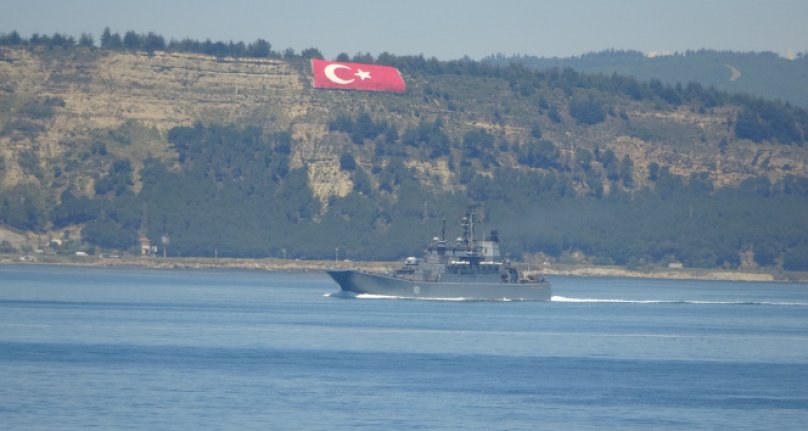 Rus savaş gemisi ‘Alexander Otrakovsky' Çanakkale Boğazı'ndan geçti