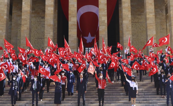 Bakan Kasapoğlu, Anıtkabir’i ziyaret etti