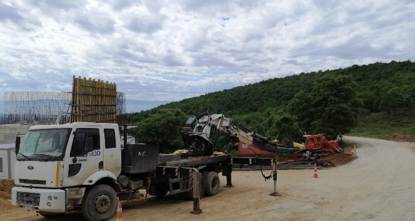 Bursa'da devrilen vincin operatörü yaralandı